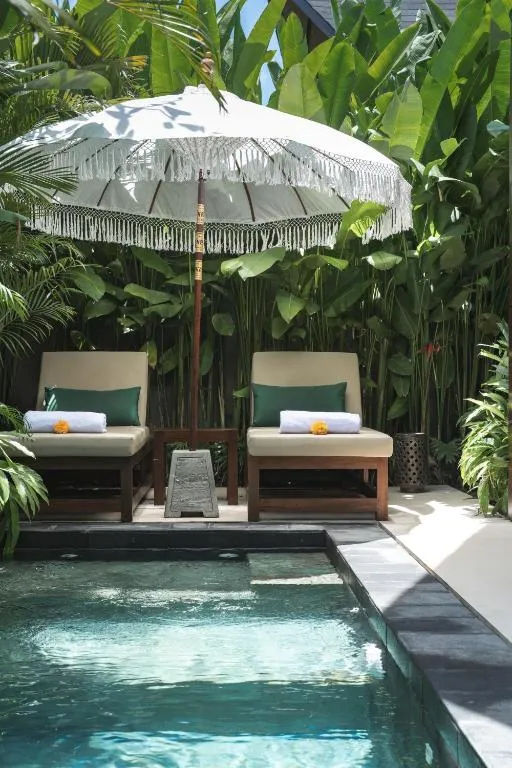 Nuju Uluwatu private pool with sun loungers