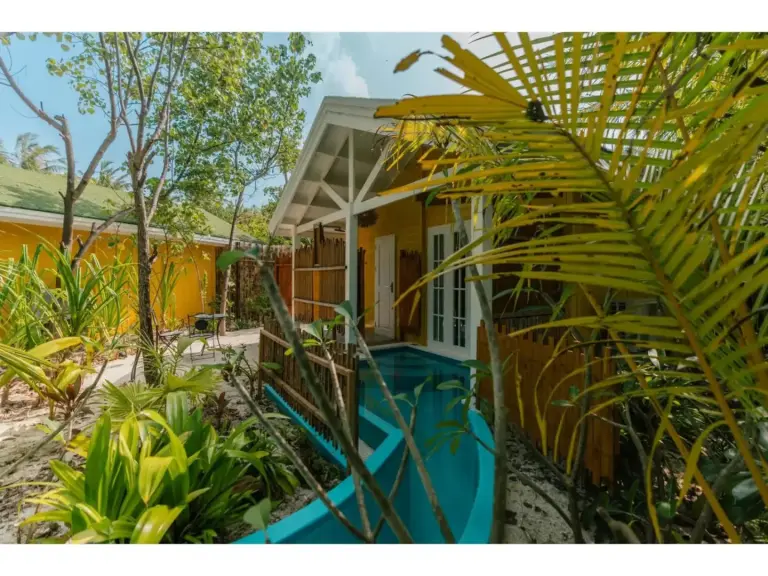 Außenansicht der Villen im Oaga Art Resort Maldives