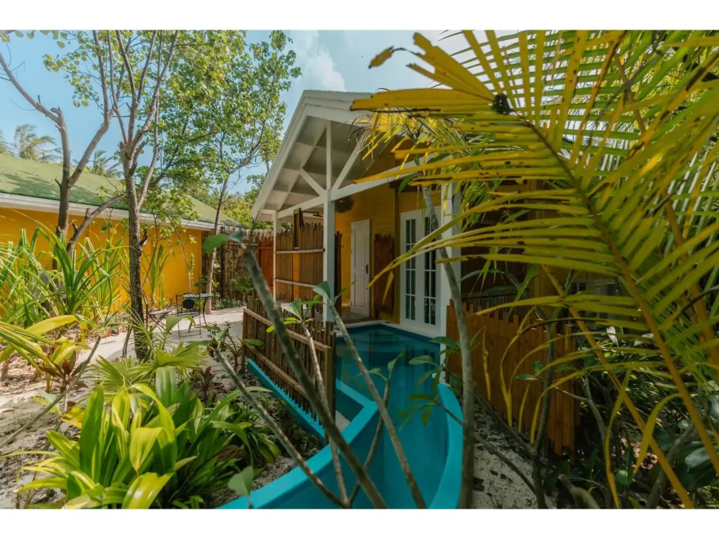 Außenansicht der Villen im Oaga Art Resort Maldives