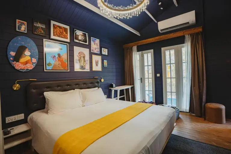 Stylisches Gästezimmer im Oaga Art Resort Maldives