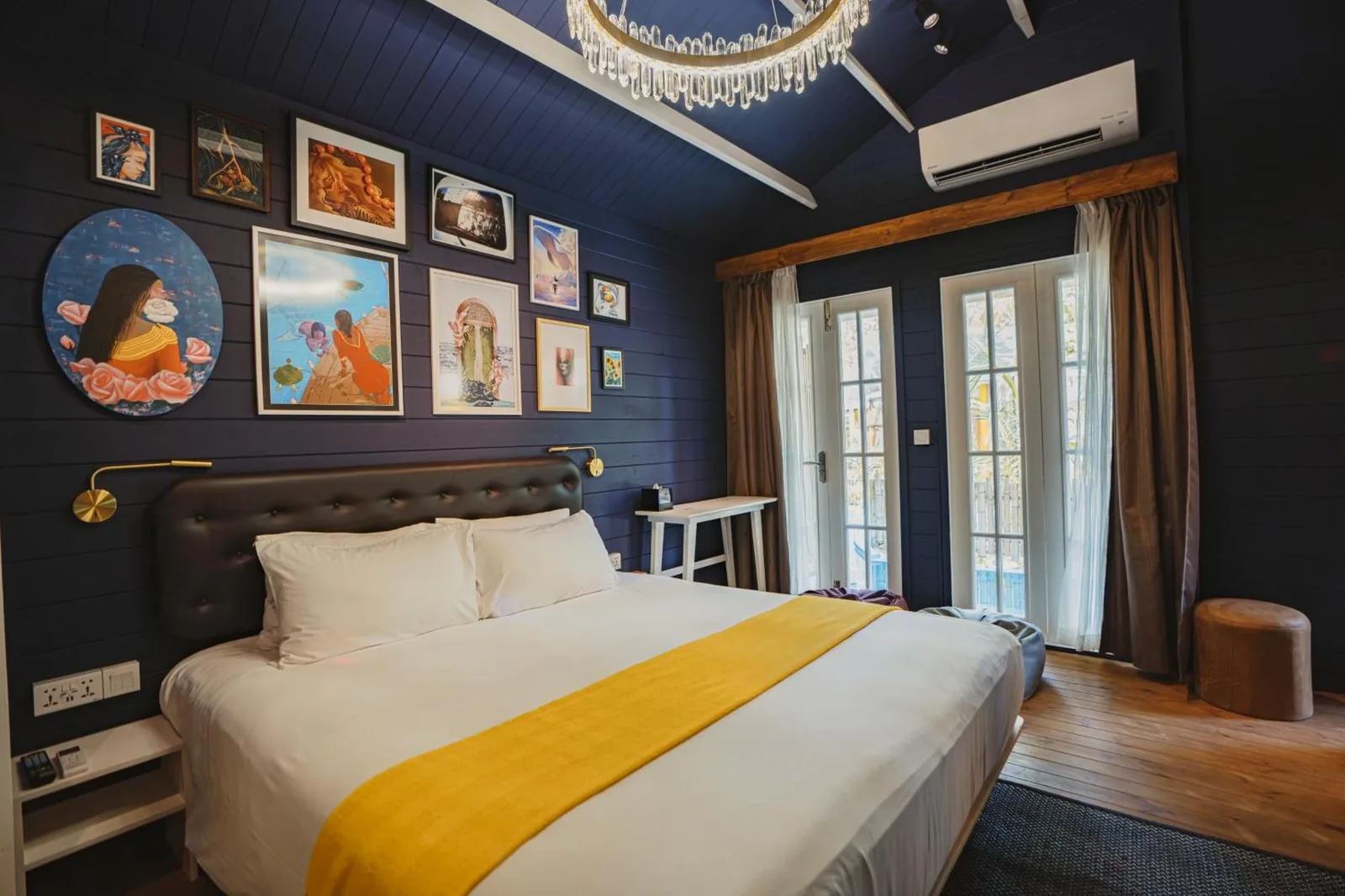 Stylisches Gästezimmer im Oaga Art Resort Maldives