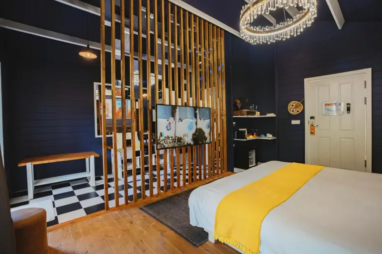 Wohnbereich in einem Gästezimmer im Oaga Art Resort Maldives