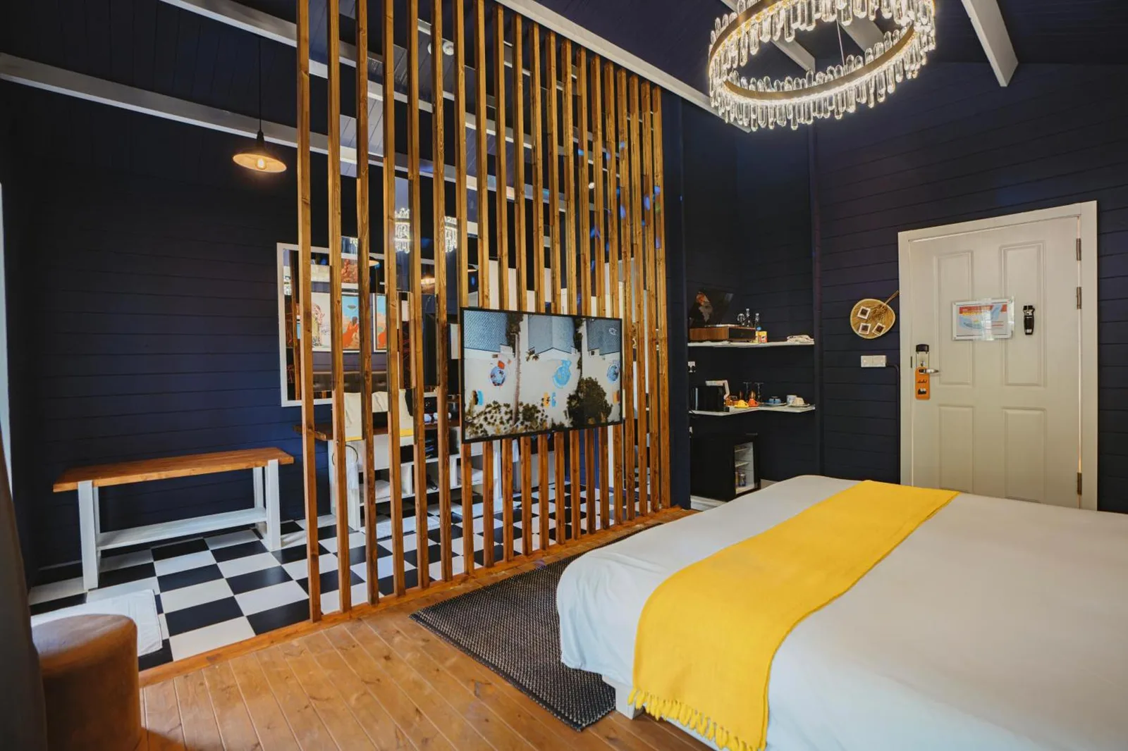 Wohnbereich in einem Gästezimmer im Oaga Art Resort Maldives