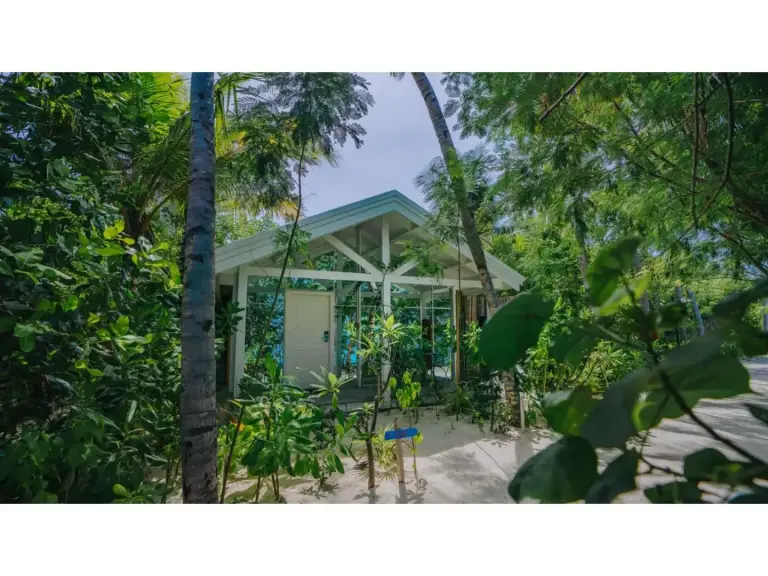 Eingang einer Villa im Oaga Art Resort Maldives