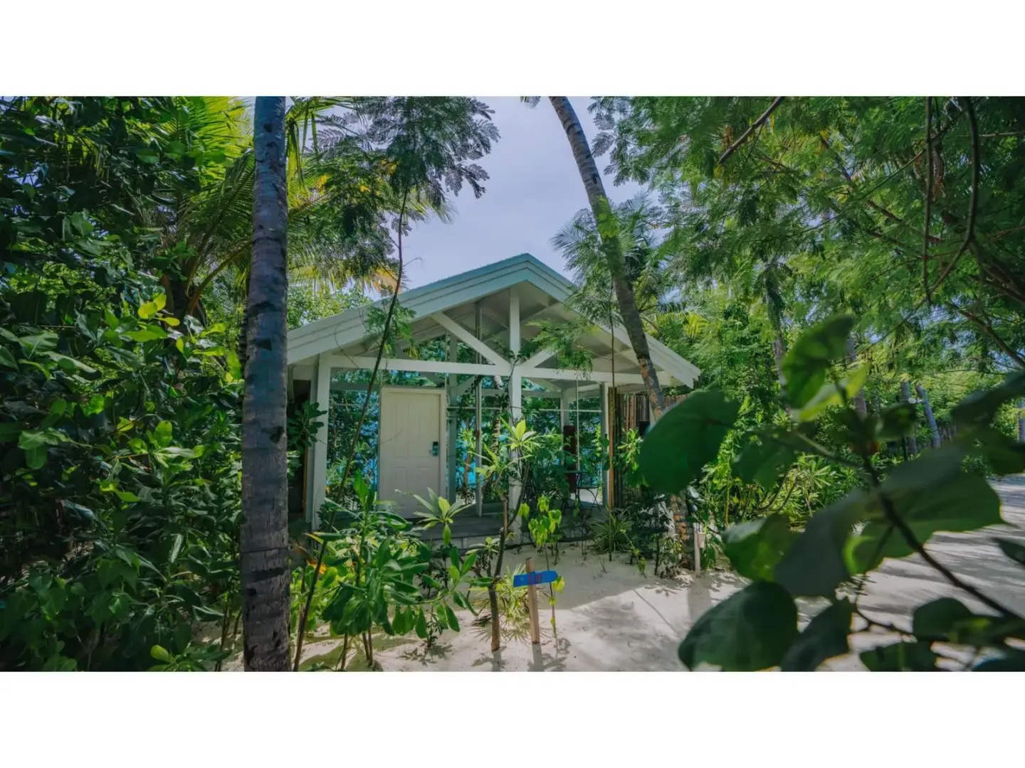 Eingang einer Villa im Oaga Art Resort Maldives