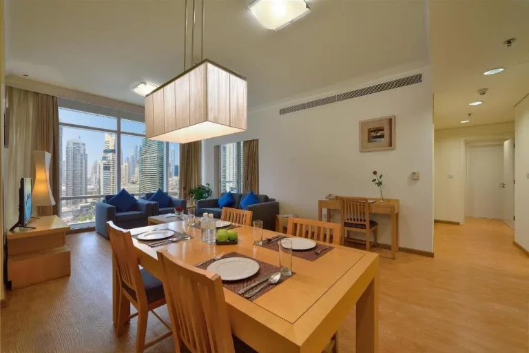 Essbereich in der Suite im Oaks Liwa Heights Hotel Suites