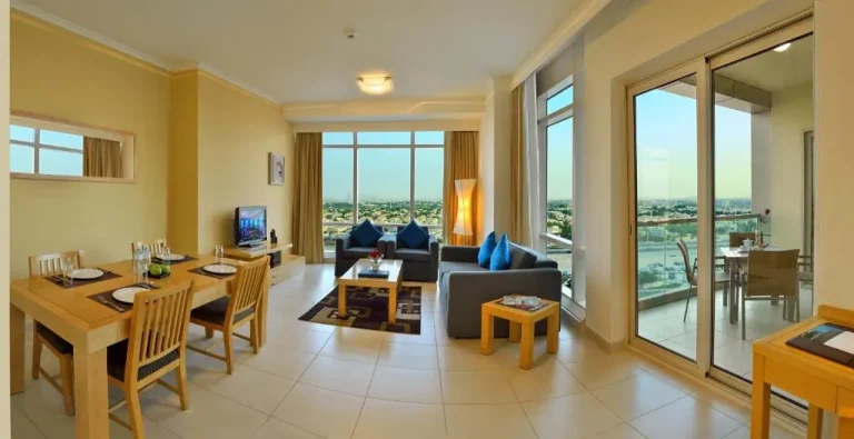 Helles Wohnzimmer im Oaks Liwa Heights Hotel Suites