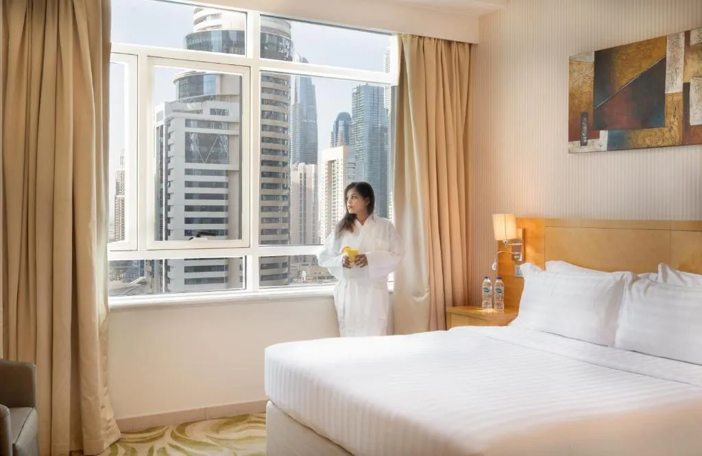 Bequeme Suitenansicht im Oaks Liwa Heights Hotel Suites