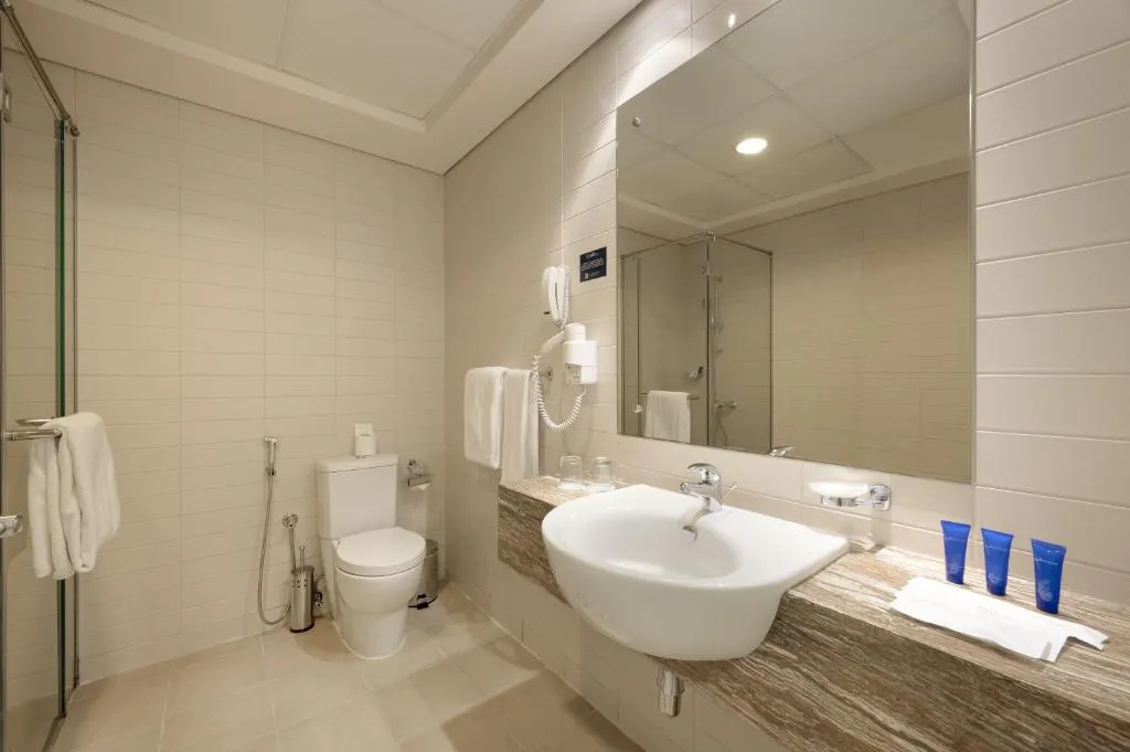 Elegantes Badezimmer im Oaks Liwa Heights Hotel Suites