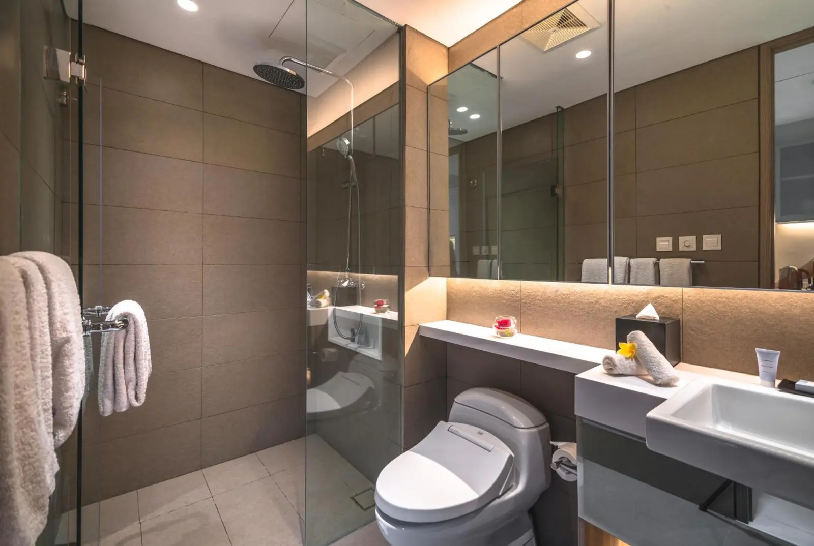 Baño moderno en Oakwood Hotel & Residence Surabaya