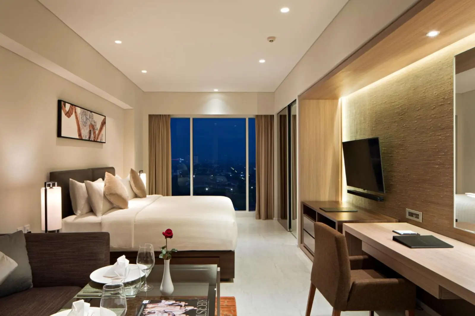 Habitación deluxe en Oakwood Hotel & Residence Surabaya con área de estar