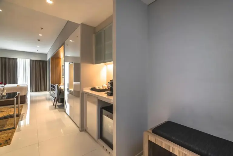 Cocina pequeña en Oakwood Hotel & Residence Surabaya