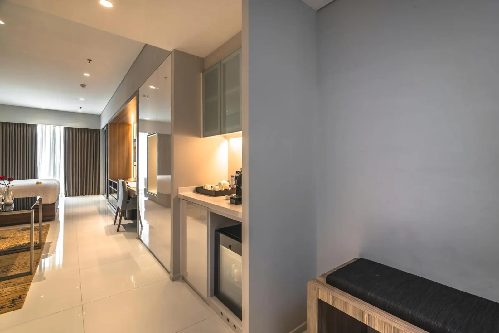Cocina pequeña en Oakwood Hotel & Residence Surabaya