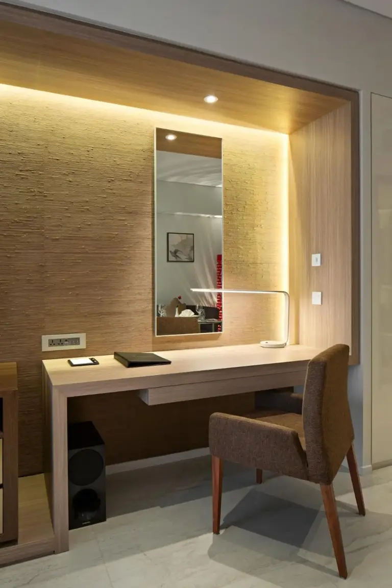Elegante área de escritorio de trabajo en Oakwood Hotel & Residence Surabaya