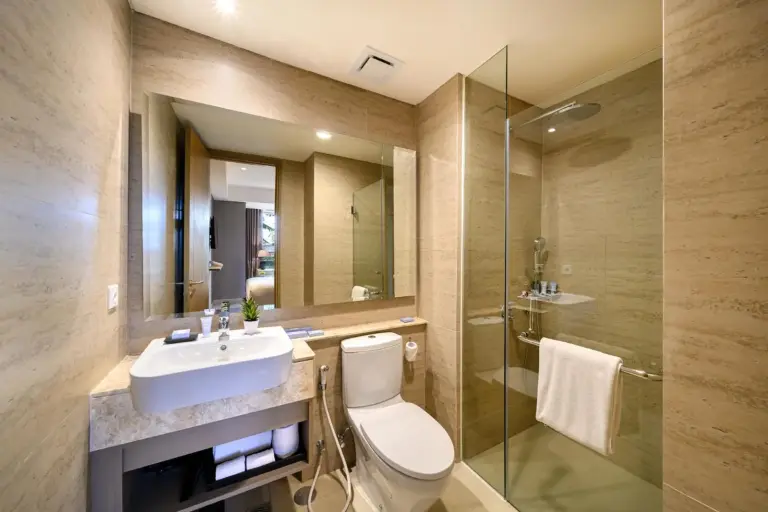 Instalaciones de baño contemporáneas en el apartamento de Oakwood PIK Jakarta.