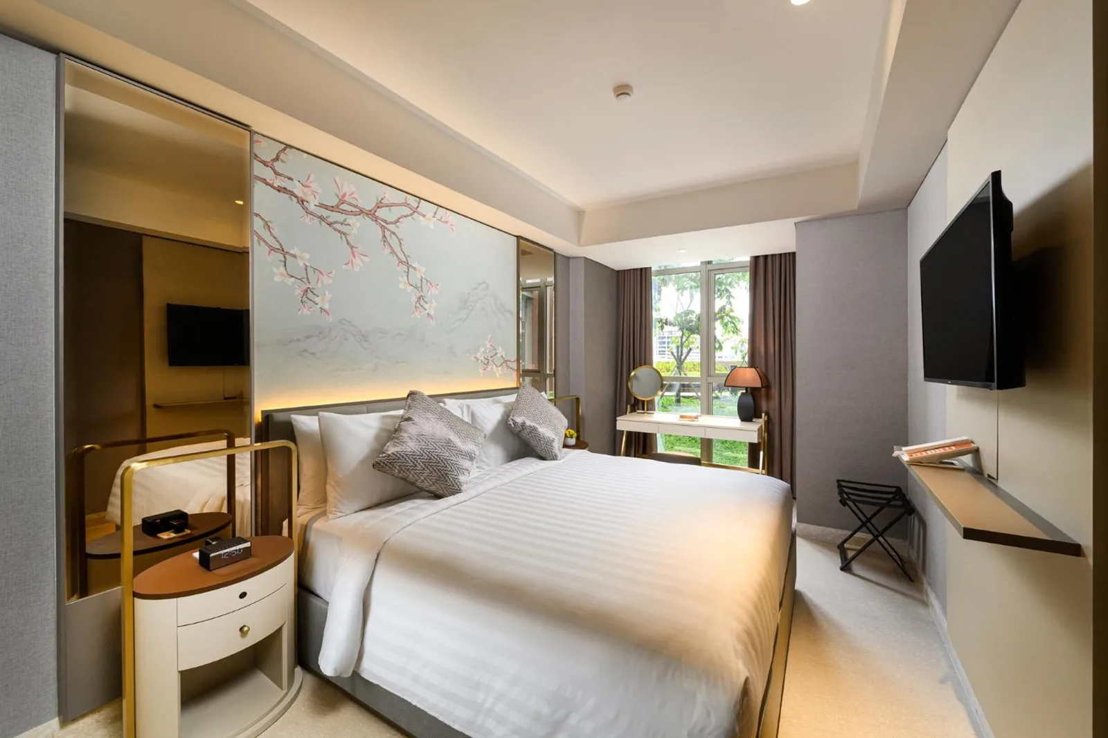 Habitación Deluxe en Oakwood PIK Jakarta con vistas y mobiliario contemporáneo.