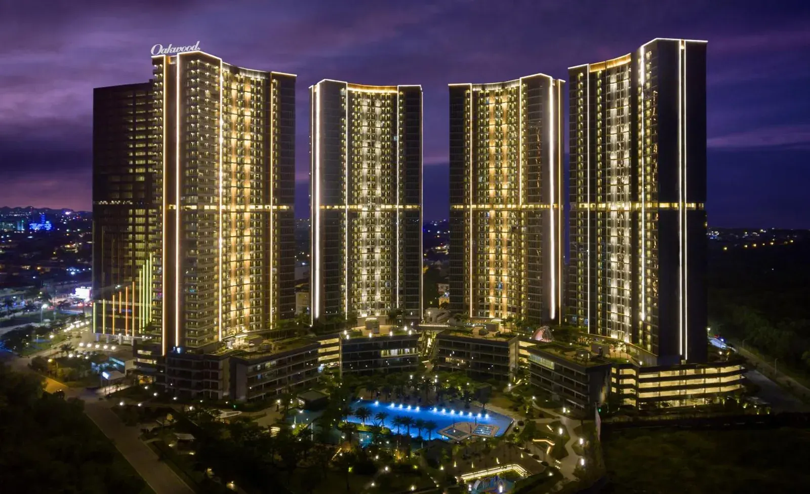 Vista exterior de Oakwood PIK Jakarta que muestra su impresionante arquitectura.