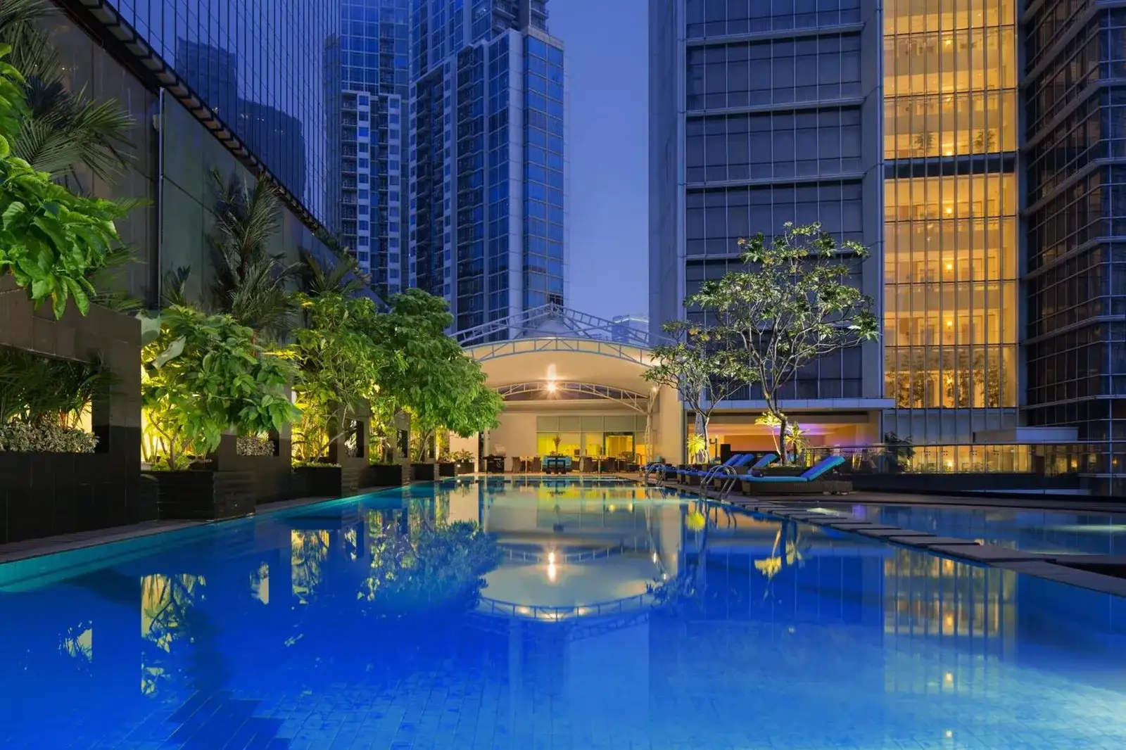 Außenpool des Oakwood Premier Cozmo Jakarta bei Nacht