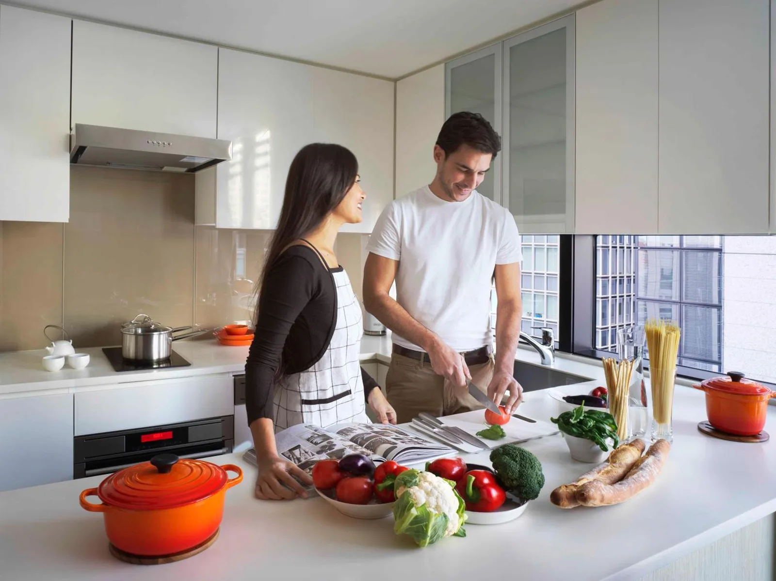Couple en train de cuisiner dans la cuisine au Oakwood Premier Tokyo