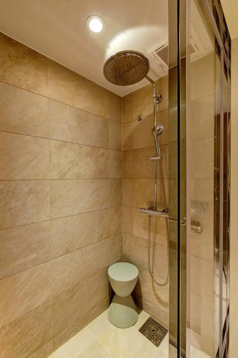 Espace douche dans la salle de bains du Oakwood Premier Tokyo