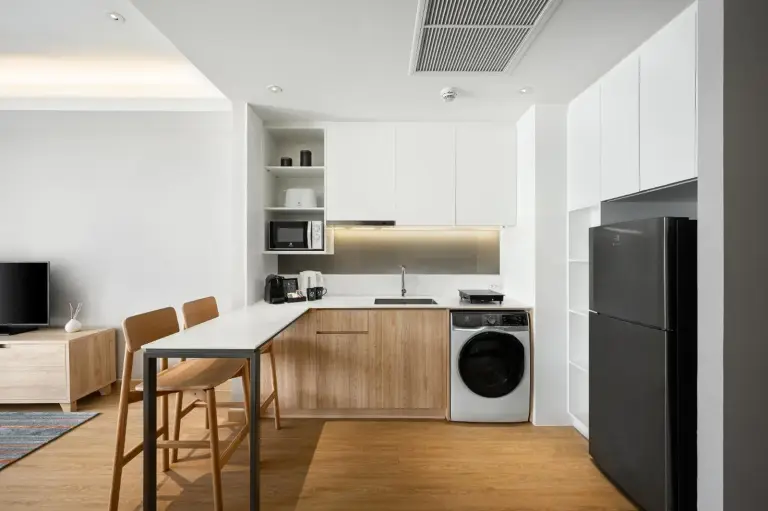 Moderne Kochnische im Oakwood Suites Bangkok