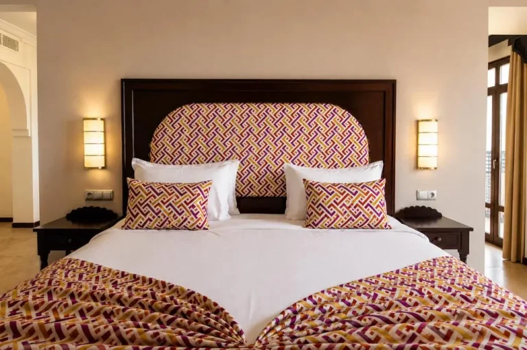 Ropa de cama lujosa en Oasis Beach & Spa en Berkane, Marruecos
