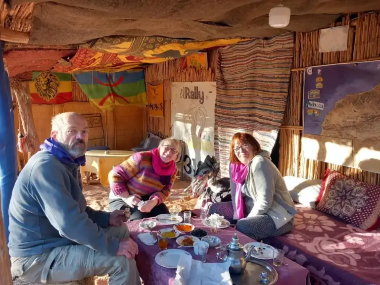 Oasis Desert Camp Obira à Merzouga montrant un salon ombragé confortable avec des assises basses et des tables pour se détendre