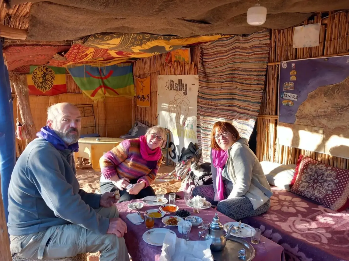 Oasis Desert Camp Obira à Merzouga montrant un salon ombragé confortable avec des assises basses et des tables pour se détendre