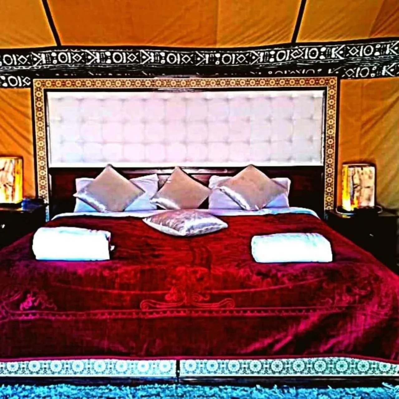 Elegante cama de lujo en una tienda de Oasis Mirage Luxury Camp en Merzouga