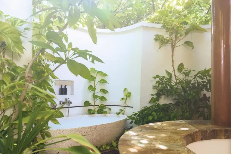 OBLU SELECT Sangeli - Premium Tout Inclus avec Transferts Gratuits – hôtel de l'Atoll de Malé Nord, Maldives – une salle de bain avec une baignoire entourée de plantes à OBLU SELECT Sangeli - Premium Tout Inclus avec Transferts Gratuits à Olhuhali