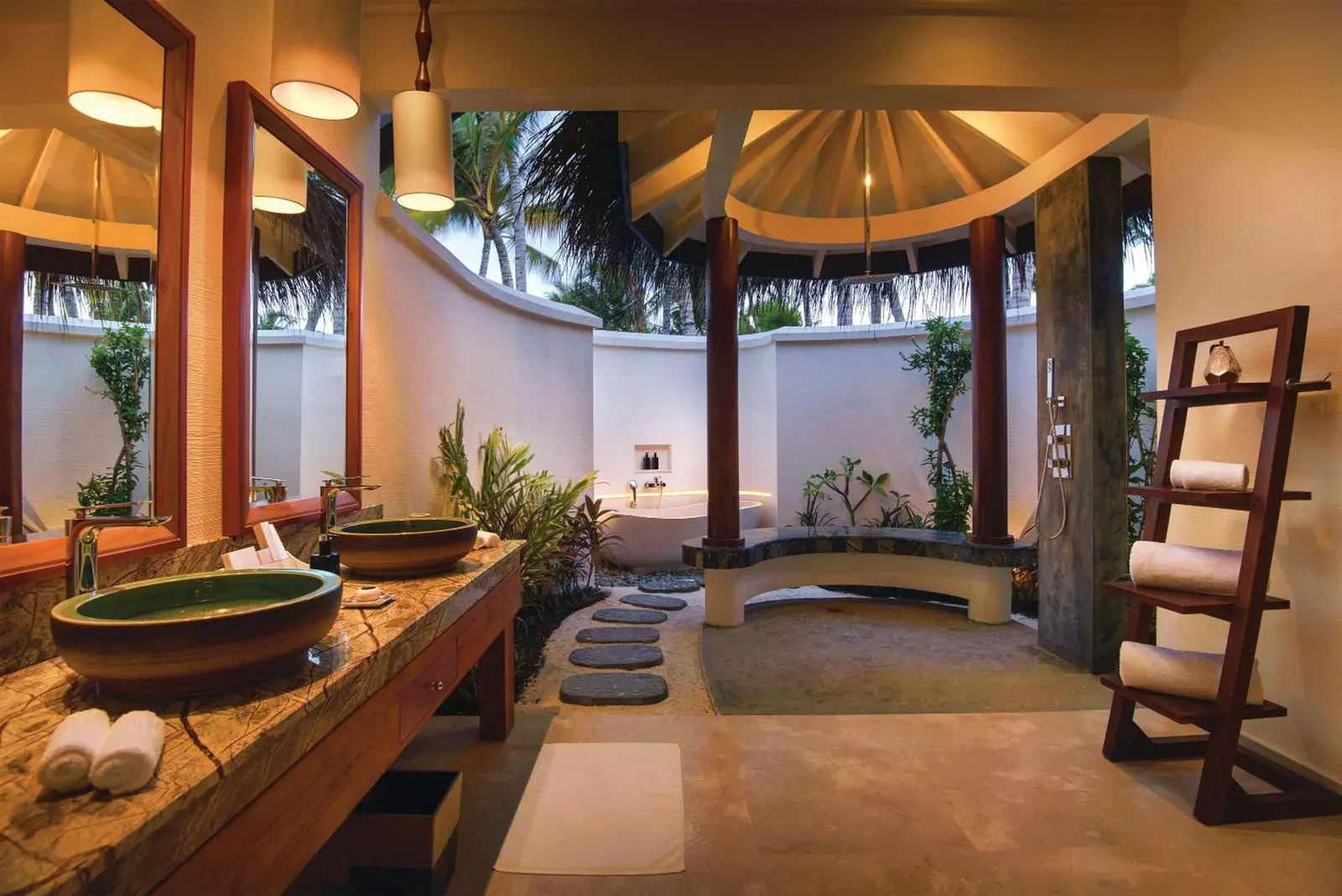 OBLU SELECT Sangeli - Premium Tout Inclus avec Transferts Gratuits – hôtel de l'Atoll de Malé Nord, Maldives – une salle de bain avec un lavabo et une salle de bain à OBLU SELECT Sangeli - Premium Tout Inclus avec Transferts Gratuits à Olhuhali