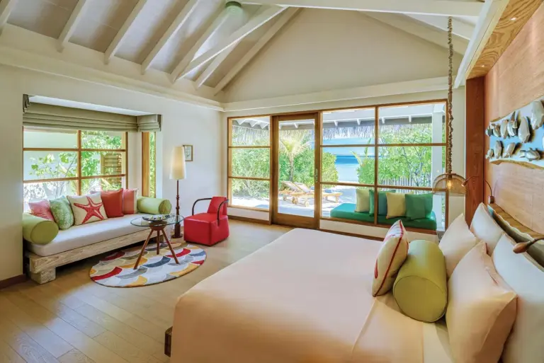 OBLU SELECT Sangeli - Premium Tout Inclus avec Transferts Gratuits – hôtel de l'Atoll de Malé Nord, Maldives – une chambre avec un lit et un canapé et des fenêtres à OBLU SELECT Sangeli - Premium Tout Inclus avec Transferts Gratuits à Olhuhali