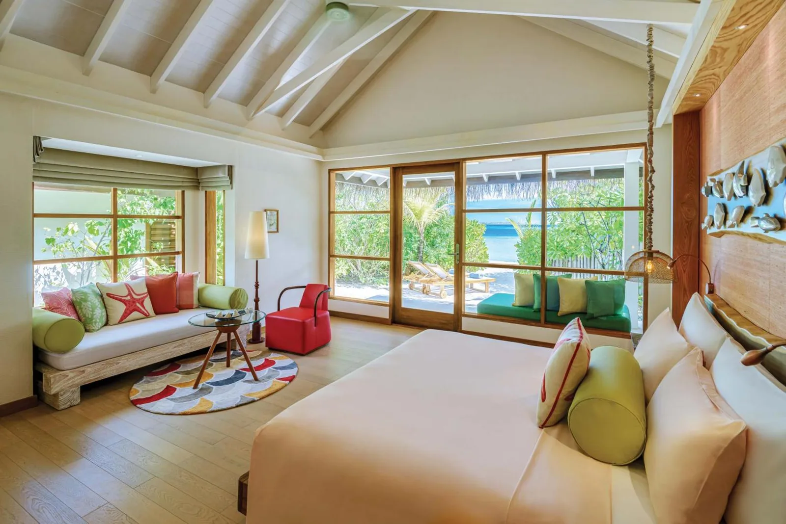 OBLU SELECT Sangeli - Premium Tout Inclus avec Transferts Gratuits – hôtel de l'Atoll de Malé Nord, Maldives – une chambre avec un lit et un canapé et des fenêtres à OBLU SELECT Sangeli - Premium Tout Inclus avec Transferts Gratuits à Olhuhali