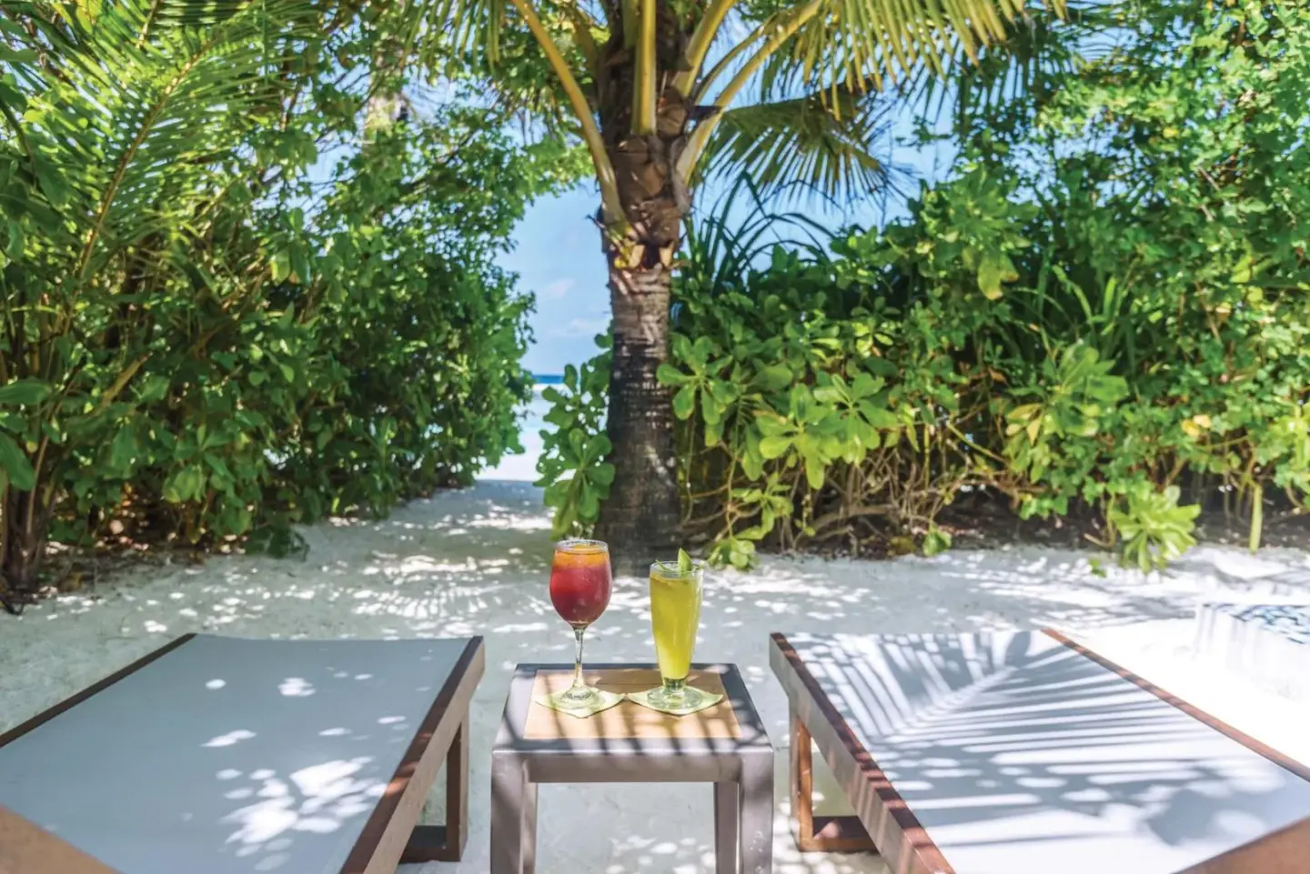 OBLU SELECT Sangeli - Premium Tout Inclus avec Transferts Gratuits – hôtel de l'Atoll de Malé Nord, Maldives – une table avec un verre de vin sur une table à OBLU SELECT Sangeli - Premium Tout Inclus avec Transferts Gratuits à Olhuhali