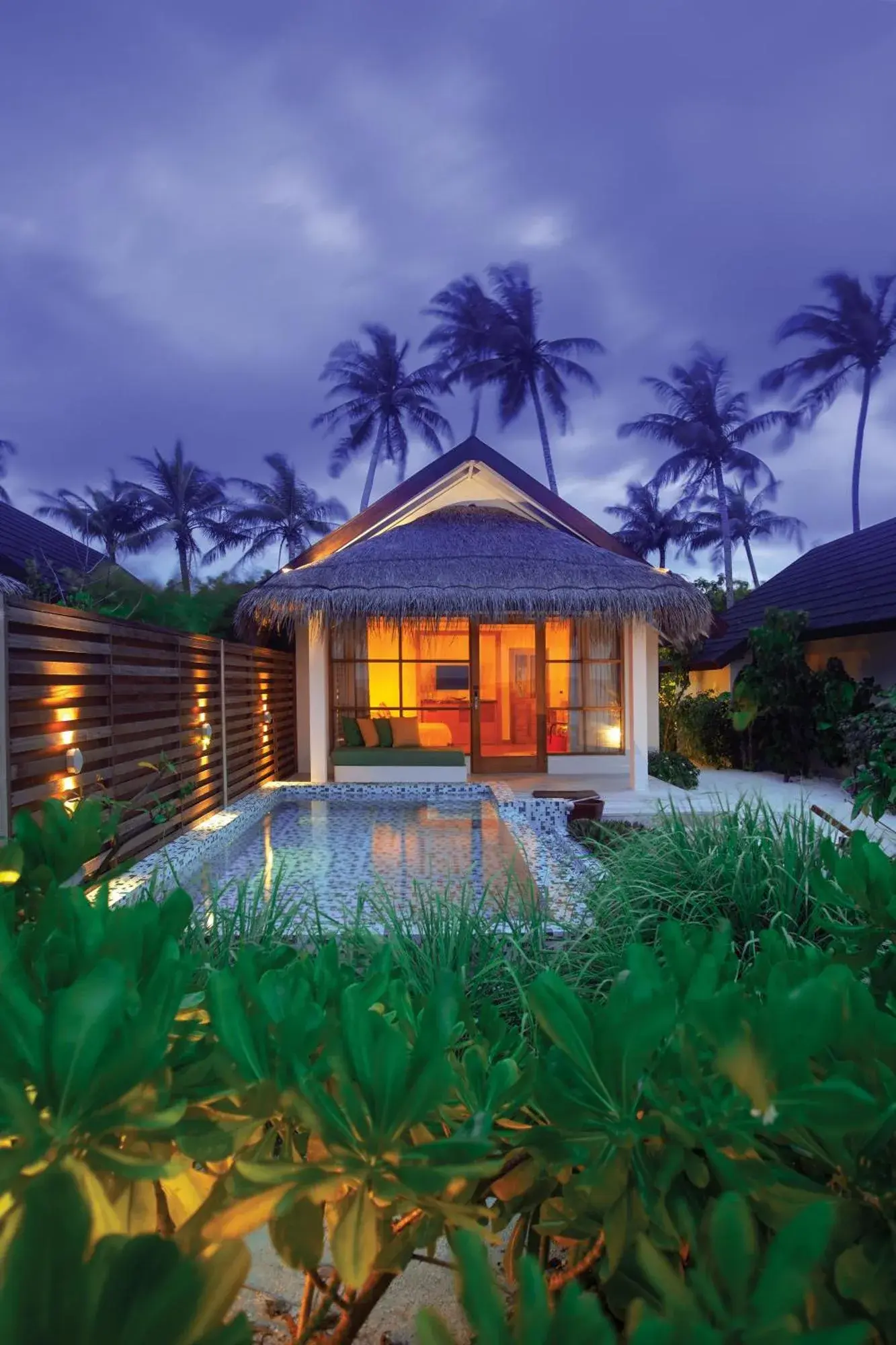 OBLU SELECT Sangeli - Premium Tout Inclus avec Transferts Gratuits – hôtel de l'Atoll de Malé Nord, Maldives – une villa avec une piscine devant une maison à OBLU SELECT Sangeli - Premium Tout Inclus avec Transferts Gratuits à Olhuhali