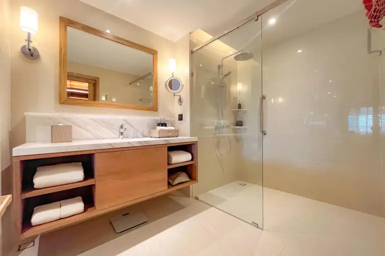 Ocean Marina Resort Pattaya modern bathroom