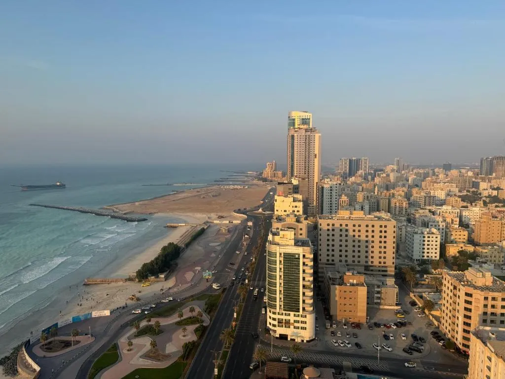 Vue de la plage d'Ocean View Luxurious Homes mettant en valeur la côte d'Ajman