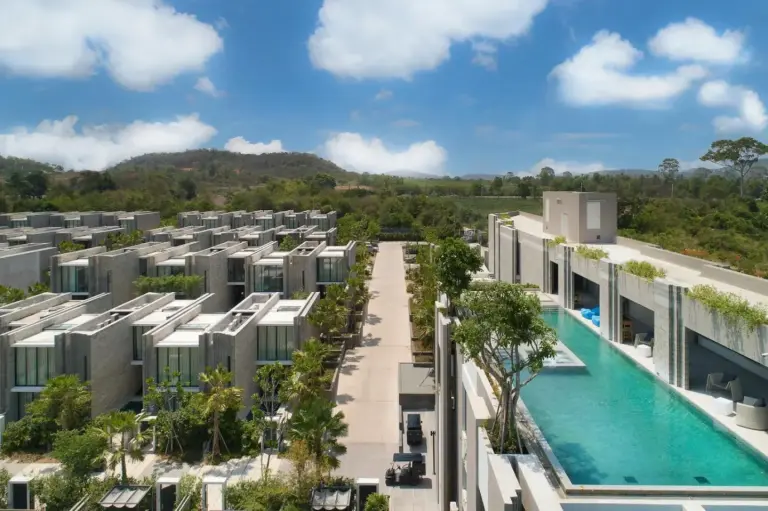 Vista aérea de Oceanphere Pattaya Villa con exuberante vegetación y piscina
