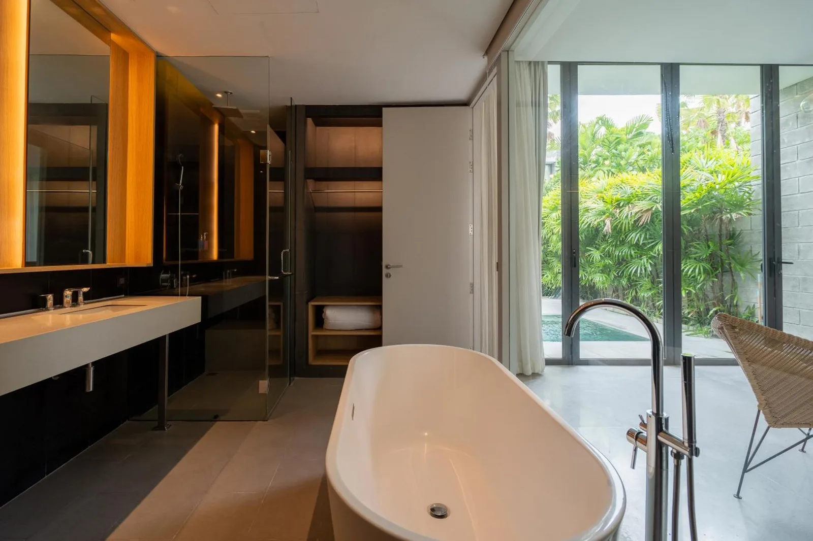 Vista desde el dormitorio al baño de Oceanphere Villa by Prop Hopper