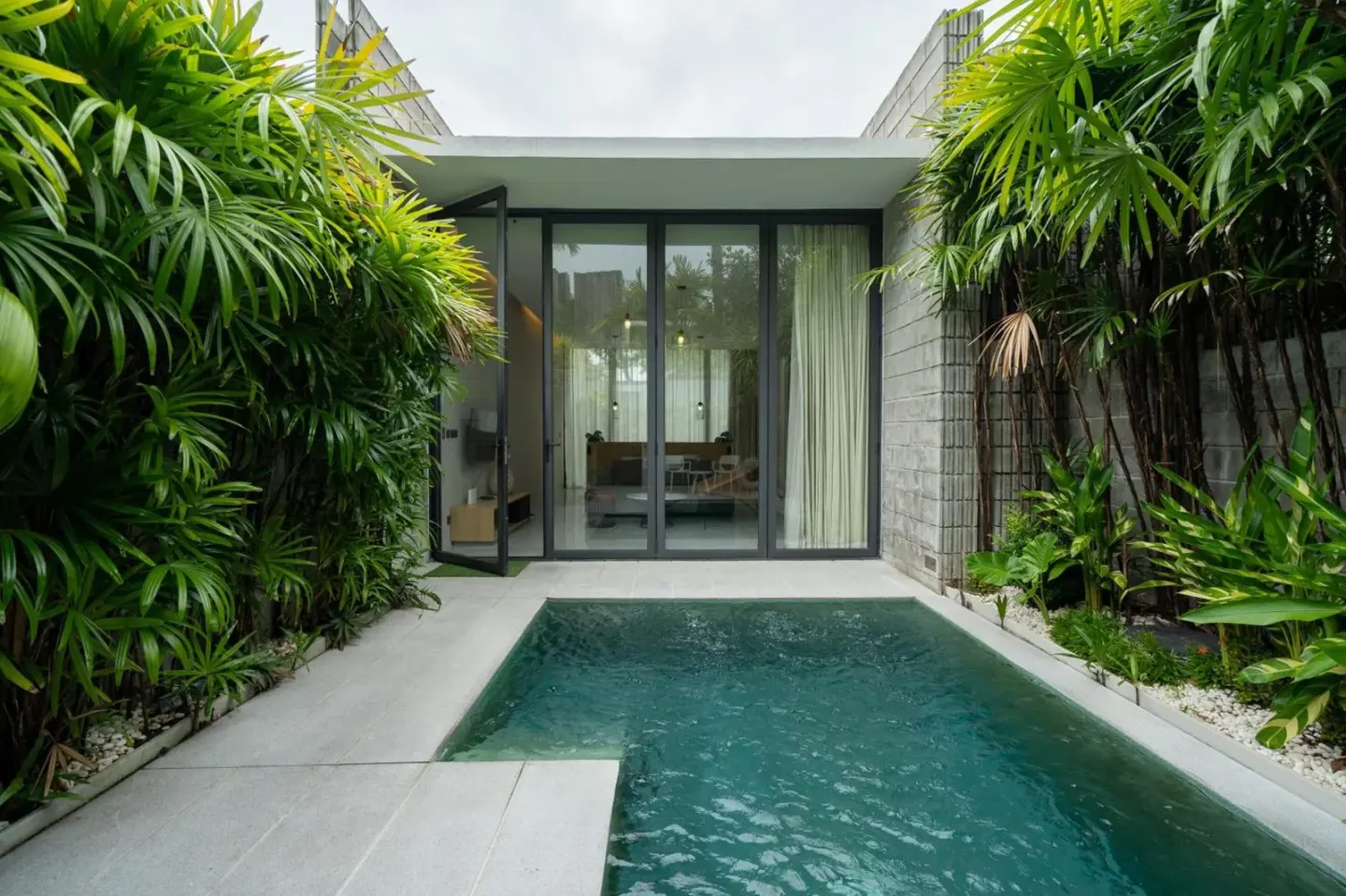 Entrada de la villa con piscina privada de Oceanphere Villa by Prop Hopper
