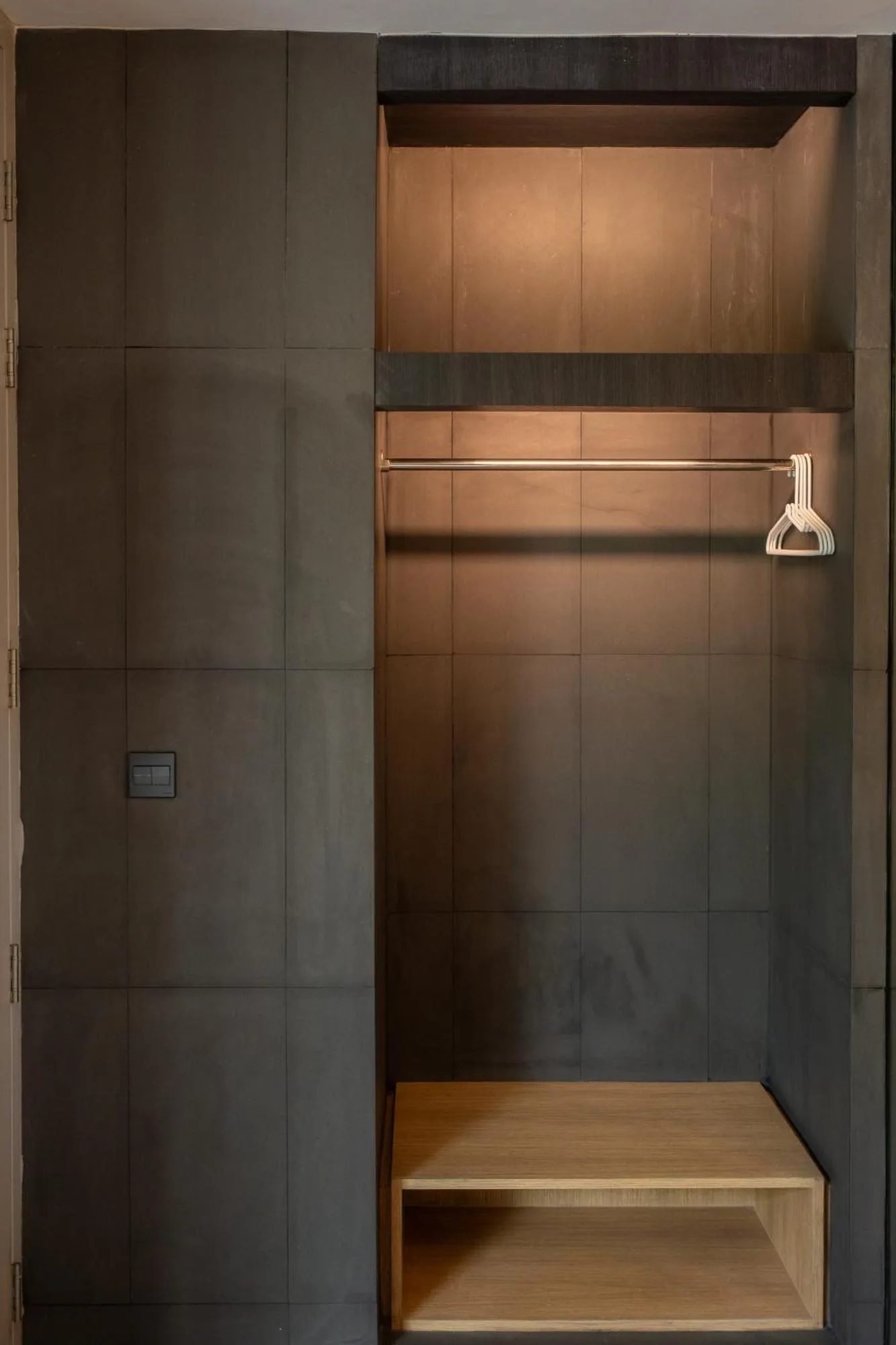 Oceanphere Villa by Prop Hopper – hotel en Pattaya, Tailandia – dos camas en una habitación con ventanas en Oceanphere Villa by Prop Hopper en Bang Sare