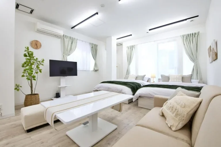 Espacio de estar moderno en una habitación del hotel Oliver 501 en Tokio