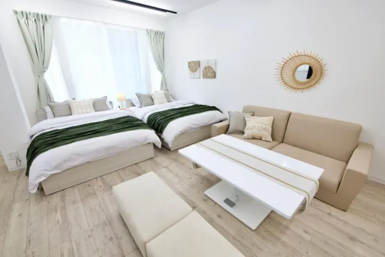 Área del lounge dentro de una habitación en el hotel Oliver 501 en Tokio