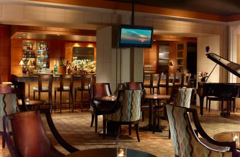 Área del bar en el Omni Los Angeles Hotel