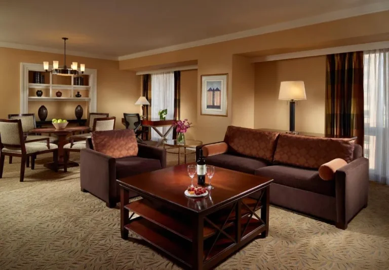 Área de estar en una suite en el Omni Los Angeles Hotel