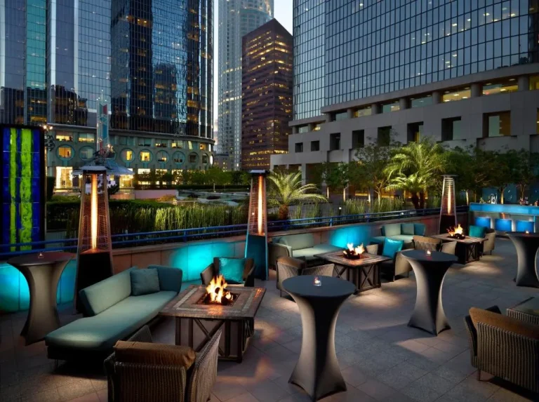 Área de lounge al aire libre en el Omni Los Angeles Hotel