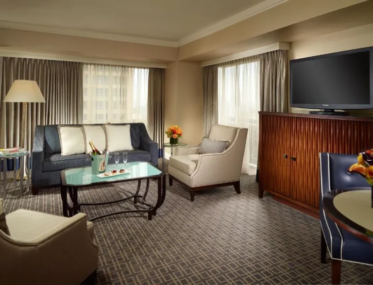 Sala de estar de una suite en el Omni Los Angeles Hotel