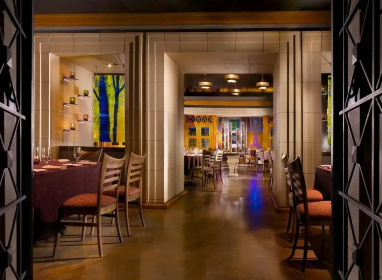 Interior del restaurante en el Omni Los Angeles Hotel