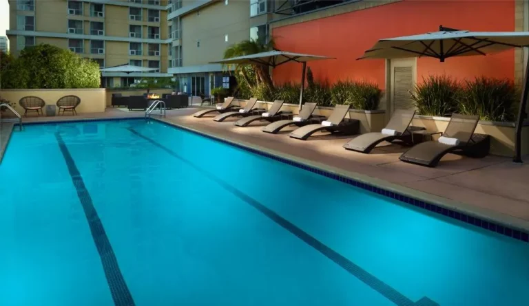 Área de la piscina en el Omni Los Angeles Hotel