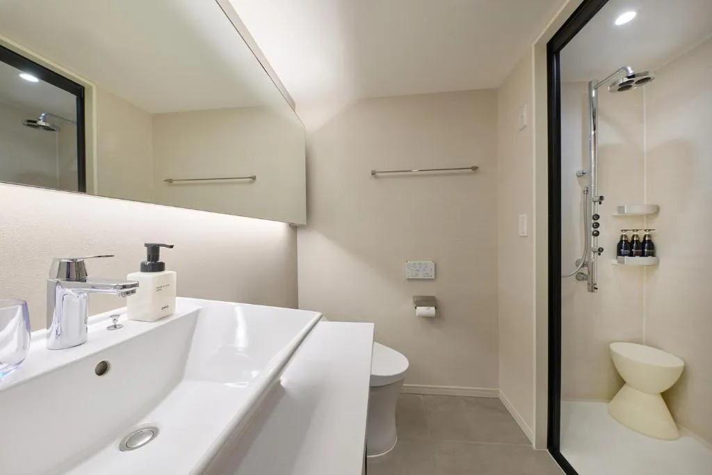 Bathroom at OMO5 Yokohama Bashamichi by Hoshino Resorts